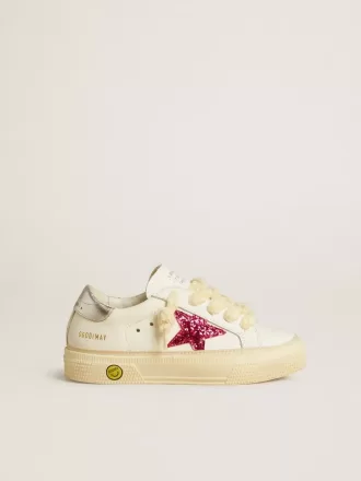 Young May con estrella brillante fucsia y lengüeta metálica en el talón