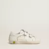 Young Old School en piel blanca con detalles dorados Young Old School en piel blanca con detalles dorados