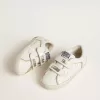 Young Old School en piel blanca con detalles dorados Young Old School en piel blanca con detalles dorados