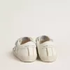 Young Old School en piel blanca con detalles dorados Young Old School en piel blanca con detalles dorados