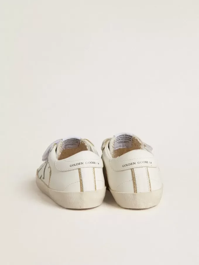 Young Old School en piel blanca con detalles dorados Young Old School en piel blanca con detalles dorados
