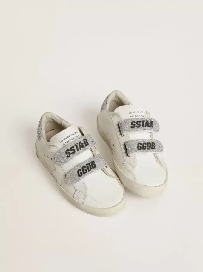Young Old School en piel blanca con lengüeta y tiras en el talón con cristales Swarovski plateados Young Old School en piel blanca con lengüeta y tiras en el talón con cristales Swarovski plateados