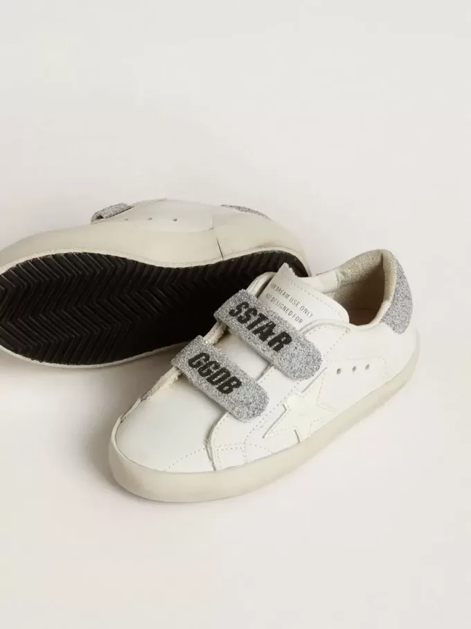 Young Old School en piel blanca con lengüeta y tiras en el talón con cristales Swarovski plateados Young Old School en piel blanca con lengüeta y tiras en el talón con cristales Swarovski plateados