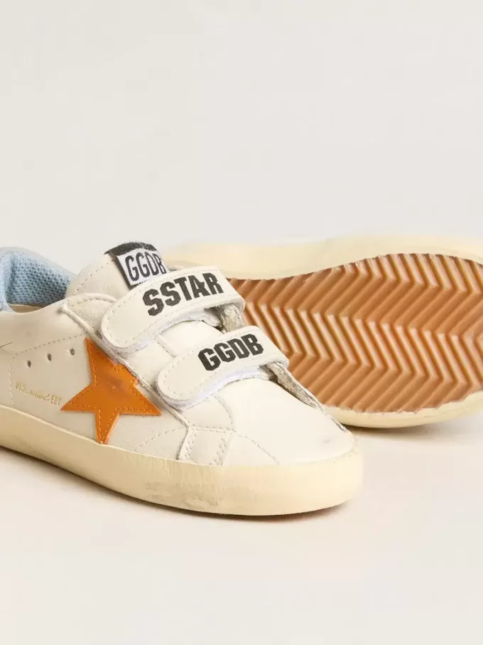 Young Old School en piel con estrella naranja y lengüeta azul claro en el talón