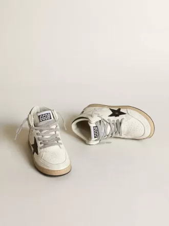 Young Sky-Star en napa blanca con estrella negra y lengüeta en el talón