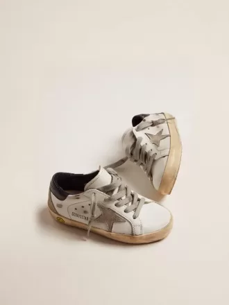 Junior Super-Star con estrella de ante gris hielo y lengüeta del talón de piel azul marino