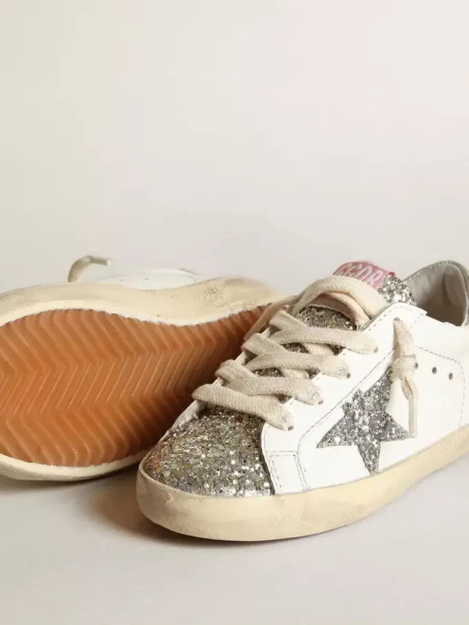 Young Super-Star con estrella plateada brillante y lengüeta platino Young Super-Star con estrella plateada brillante y lengüeta platino