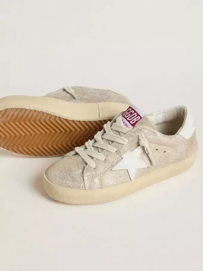 Young Super-Star en ante laminado color arena con estrella de cuero blanco Young Super-Star en ante laminado color arena con estrella de cuero blanco