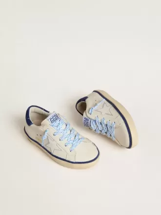 Young Super-Star en piel blanca con lengüeta del talón en ante azul