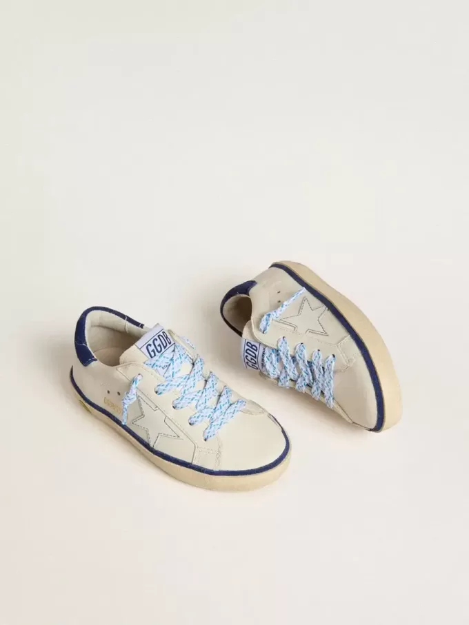 Young Super-Star en piel blanca con lengüeta del talón en ante azul Young Super-Star en piel blanca con lengüeta del talón en ante azul