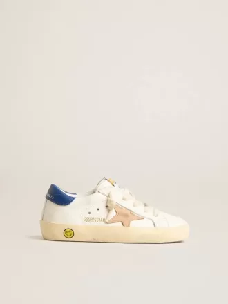 Young Super-Star en piel napa con estrella beige y lengüeta azul en el talón