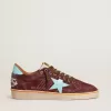 Zapatillas Ball Star para hombre en ante rojo oscuro con estrella azul claro y lengüeta en el talón Zapatillas Ball Star para hombre en ante rojo oscuro con estrella azul claro y lengüeta en el talón
