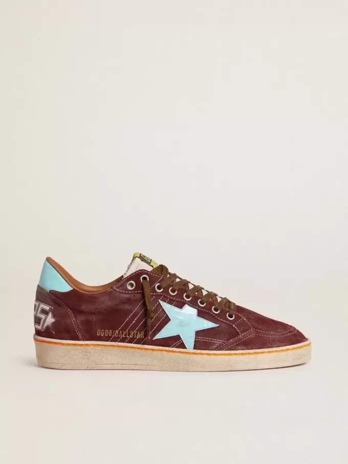 Zapatillas Ball Star para hombre en ante rojo oscuro con estrella azul claro y lengüeta en el talón Zapatillas Ball Star para hombre en ante rojo oscuro con estrella azul claro y lengüeta en el talón