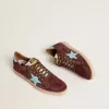 Zapatillas Ball Star para hombre en ante rojo oscuro con estrella azul claro y lengüeta en el talón Zapatillas Ball Star para hombre en ante rojo oscuro con estrella azul claro y lengüeta en el talón