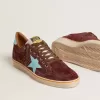 Zapatillas Ball Star para hombre en ante rojo oscuro con estrella azul claro y lengüeta en el talón Zapatillas Ball Star para hombre en ante rojo oscuro con estrella azul claro y lengüeta en el talón