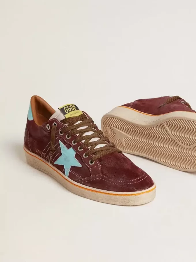 Zapatillas Ball Star para hombre en ante rojo oscuro con estrella azul claro y lengüeta en el talón Zapatillas Ball Star para hombre en ante rojo oscuro con estrella azul claro y lengüeta en el talón