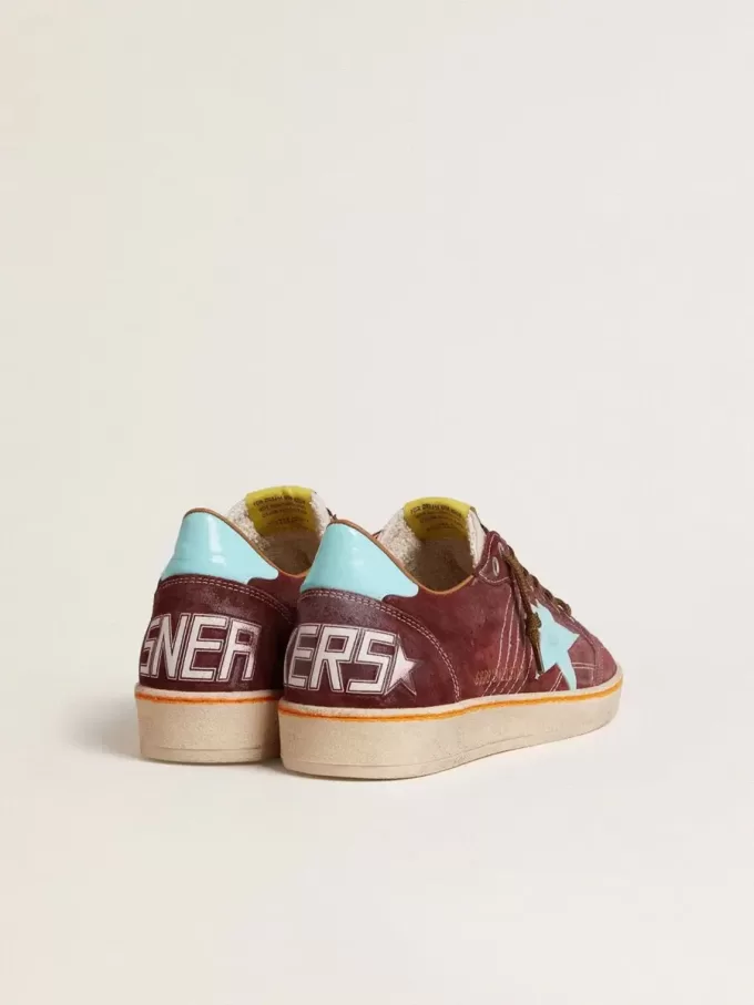 Zapatillas Ball Star para hombre en ante rojo oscuro con estrella azul claro y lengüeta en el talón Zapatillas Ball Star para hombre en ante rojo oscuro con estrella azul claro y lengüeta en el talón