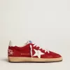 Zapatillas Ball Star para hombre en ante rojo oscuro con estrella blanca y lengüeta en el talón Zapatillas Ball Star para hombre en ante rojo oscuro con estrella blanca y lengüeta en el talón
