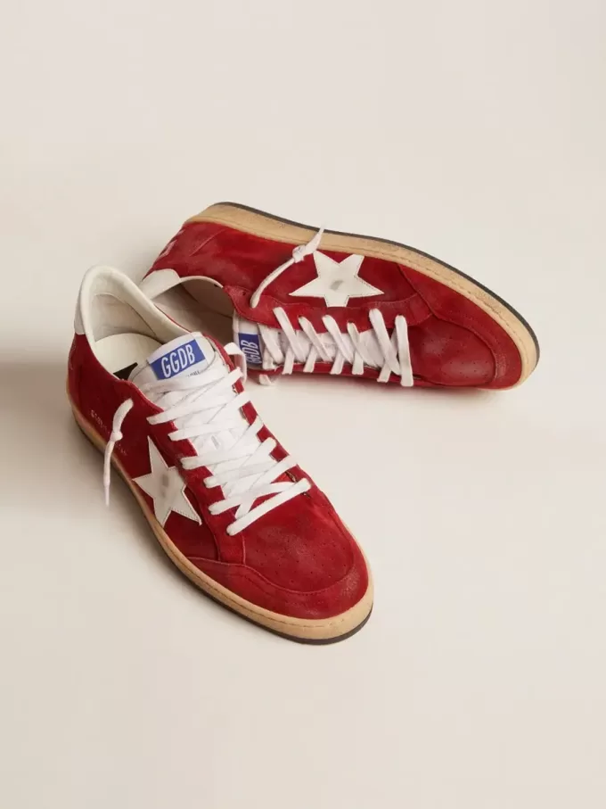Zapatillas Ball Star para hombre en ante rojo oscuro con estrella blanca y lengüeta en el talón Zapatillas Ball Star para hombre en ante rojo oscuro con estrella blanca y lengüeta en el talón