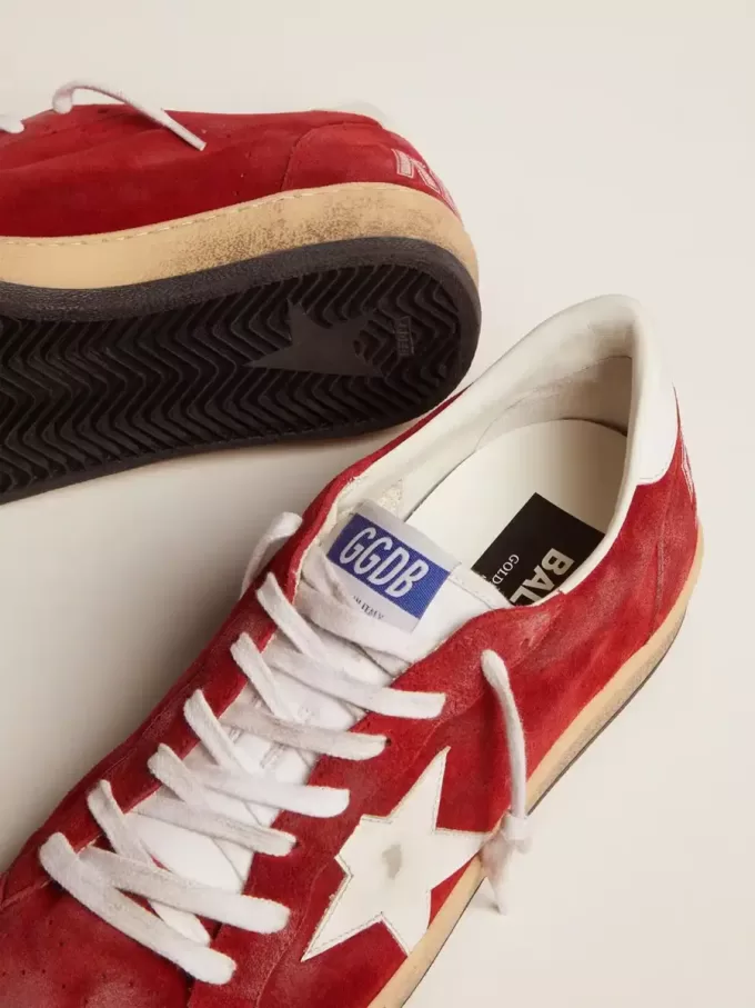 Zapatillas Ball Star para hombre en ante rojo oscuro con estrella blanca y lengüeta en el talón Zapatillas Ball Star para hombre en ante rojo oscuro con estrella blanca y lengüeta en el talón