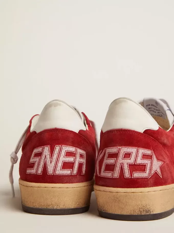 Zapatillas Ball Star para hombre en ante rojo oscuro con estrella blanca y lengüeta en el talón Zapatillas Ball Star para hombre en ante rojo oscuro con estrella blanca y lengüeta en el talón