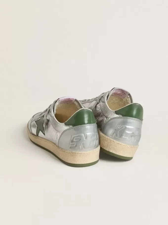 Zapatillas Ball Star para hombre en nailon plateado con estrella y lengüeta en el talón de cuero verde Zapatillas Ball Star para hombre en nailon plateado con estrella y lengüeta en el talón de cuero verde