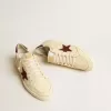 Zapatillas Ball Star para hombre en napa beige con estrella de malla burdeos y lengüeta en el talón Zapatillas Ball Star para hombre en napa beige con estrella de malla burdeos y lengüeta en el talón