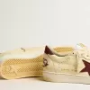 Zapatillas Ball Star para hombre en napa beige con estrella de malla burdeos y lengüeta en el talón Zapatillas Ball Star para hombre en napa beige con estrella de malla burdeos y lengüeta en el talón