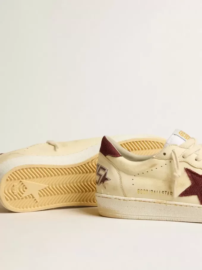 Zapatillas Ball Star para hombre en napa beige con estrella de malla burdeos y lengüeta en el talón Zapatillas Ball Star para hombre en napa beige con estrella de malla burdeos y lengüeta en el talón