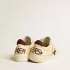 Zapatillas Ball Star para hombre en napa beige con estrella de malla burdeos y lengüeta en el talón Zapatillas Ball Star para hombre en napa beige con estrella de malla burdeos y lengüeta en el talón