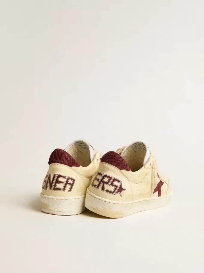 Zapatillas Ball Star para hombre en napa beige con estrella de malla burdeos y lengüeta en el talón Zapatillas Ball Star para hombre en napa beige con estrella de malla burdeos y lengüeta en el talón