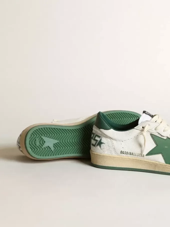 Zapatillas Ball Star para hombre en piel napa blanca con estrella y lengüeta en el talón en piel verde Zapatillas Ball Star para hombre en piel napa blanca con estrella y lengüeta en el talón en piel verde