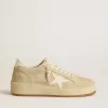 Zapatillas Ball Star para mujer en ante beige con estrella y lengüeta en el talón de cuero blanco Zapatillas Ball Star para mujer en ante beige con estrella y lengüeta en el talón de cuero blanco