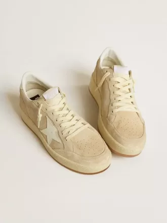 Zapatillas Ball Star para mujer en ante beige con estrella y lengüeta en el talón de cuero blanco Zapatillas Ball Star para mujer en ante beige con estrella y lengüeta en el talón de cuero blanco