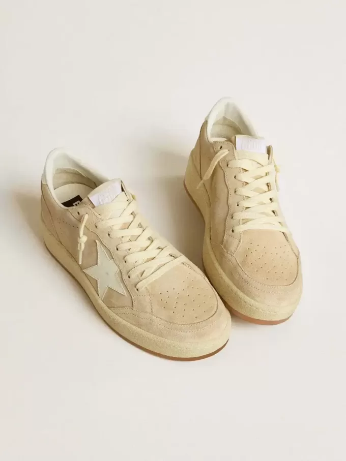 Zapatillas Ball Star para mujer en ante beige con estrella y lengüeta en el talón de cuero blanco Zapatillas Ball Star para mujer en ante beige con estrella y lengüeta en el talón de cuero blanco