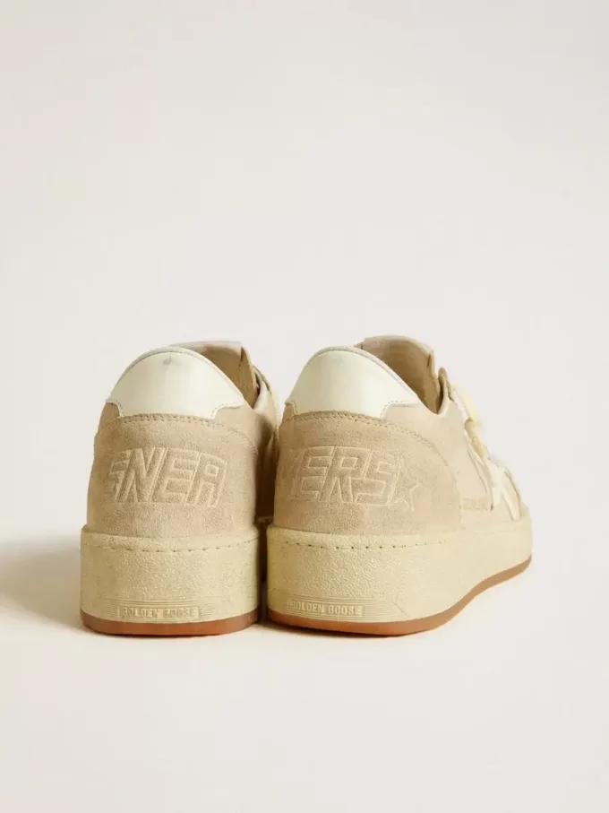 Zapatillas Ball Star para mujer en ante beige con estrella y lengüeta en el talón de cuero blanco Zapatillas Ball Star para mujer en ante beige con estrella y lengüeta en el talón de cuero blanco