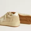 Zapatillas Ball Star para mujer en ante beige con estrella y lengüeta en el talón de cuero blanco Zapatillas Ball Star para mujer en ante beige con estrella y lengüeta en el talón de cuero blanco