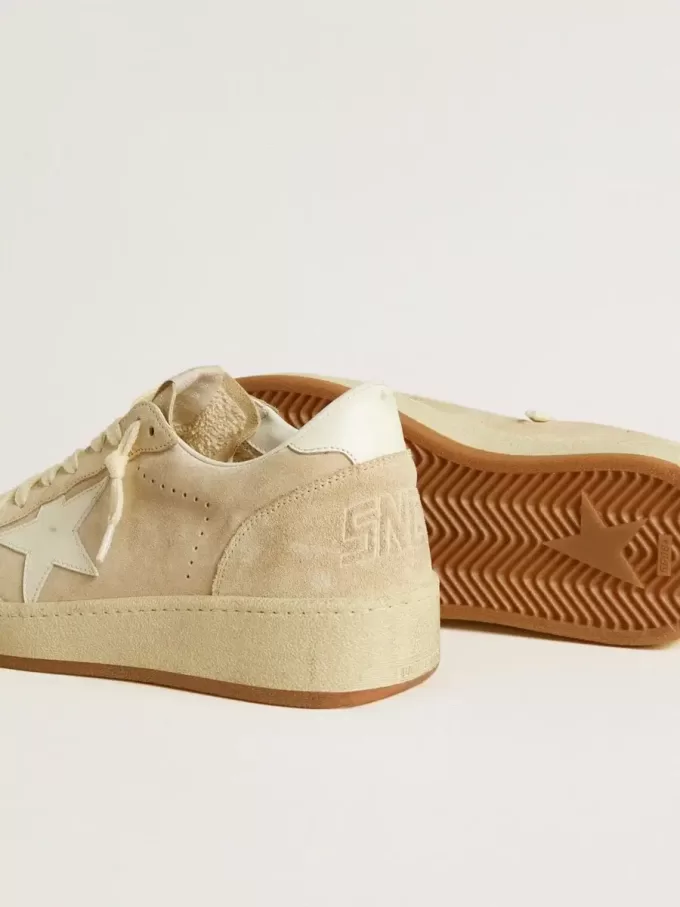 Zapatillas Ball Star para mujer en ante beige con estrella y lengüeta en el talón de cuero blanco Zapatillas Ball Star para mujer en ante beige con estrella y lengüeta en el talón de cuero blanco