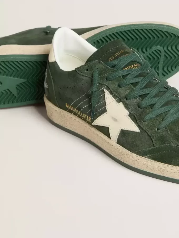 Zapatillas Ball Star para mujer en ante verde con estrella y lengüeta en el talón de cuero blanco Zapatillas Ball Star para mujer en ante verde con estrella y lengüeta en el talón de cuero blanco