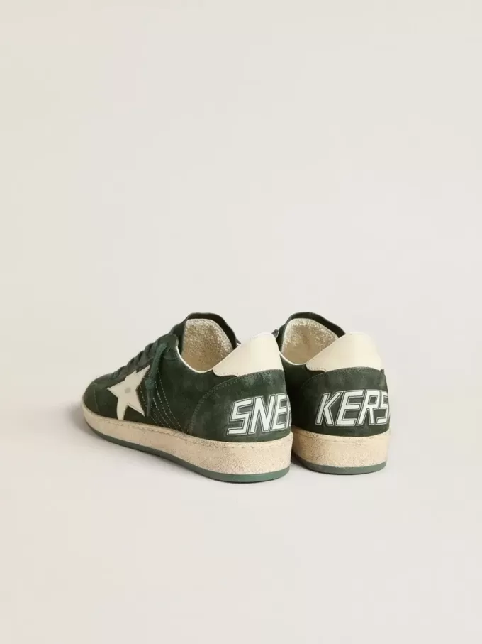 Zapatillas Ball Star para mujer en ante verde con estrella y lengüeta en el talón de cuero blanco Zapatillas Ball Star para mujer en ante verde con estrella y lengüeta en el talón de cuero blanco