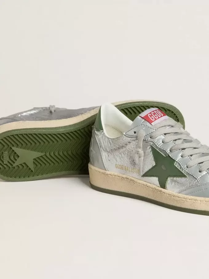Zapatillas Ball Star para mujer en nailon plateado con estrella y lengüeta en el talón de piel verde Zapatillas Ball Star para mujer en nailon plateado con estrella y lengüeta en el talón de piel verde