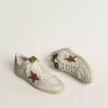 Zapatillas Ball Star para mujer en napa blanca y malla con estrella de nubuck color tabaco y lengüeta trasera beige Zapatillas Ball Star para mujer en napa blanca y malla con estrella de nubuck color tabaco y lengüeta trasera beige
