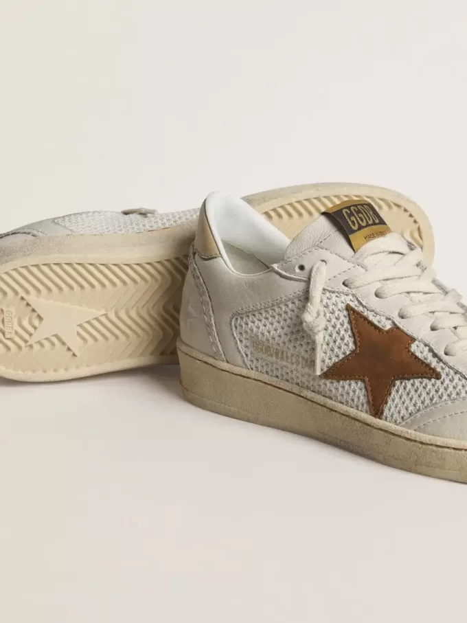 Zapatillas Ball Star para mujer en napa blanca y malla con estrella de nubuck color tabaco y lengüeta trasera beige Zapatillas Ball Star para mujer en napa blanca y malla con estrella de nubuck color tabaco y lengüeta trasera beige