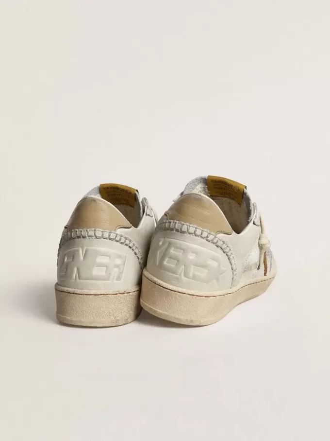 Zapatillas Ball Star para mujer en napa blanca y malla con estrella de nubuck color tabaco y lengüeta trasera beige Zapatillas Ball Star para mujer en napa blanca y malla con estrella de nubuck color tabaco y lengüeta trasera beige