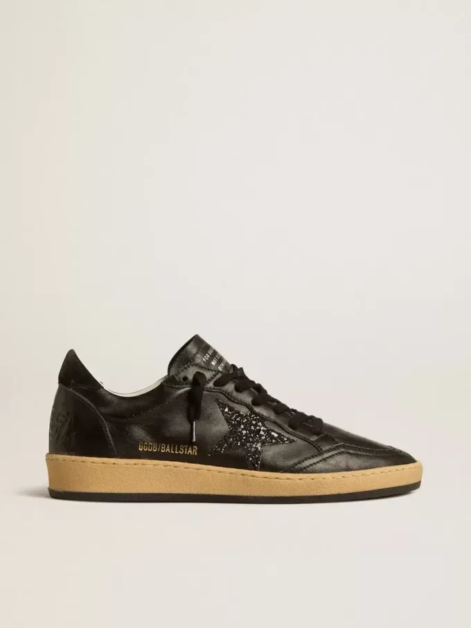 Zapatillas Ball Star para mujer en napa negra con estrella brillante negra y lengüeta de ante en el talón Zapatillas Ball Star para mujer en napa negra con estrella brillante negra y lengüeta de ante en el talón