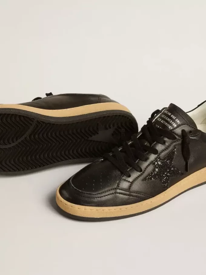 Zapatillas Ball Star para mujer en napa negra con estrella brillante negra y lengüeta de ante en el talón Zapatillas Ball Star para mujer en napa negra con estrella brillante negra y lengüeta de ante en el talón
