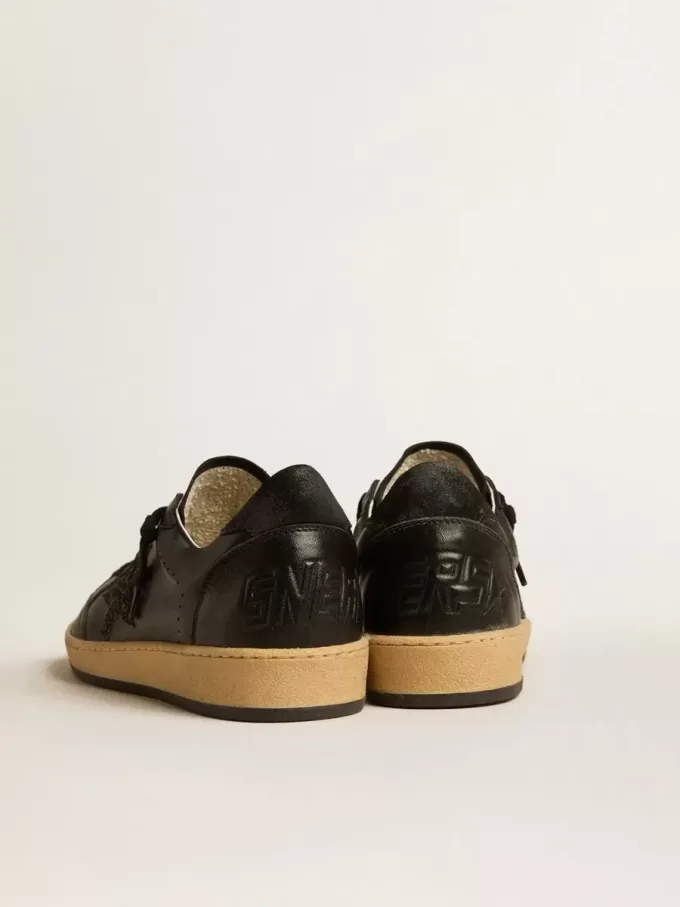 Zapatillas Ball Star para mujer en napa negra con estrella brillante negra y lengüeta de ante en el talón Zapatillas Ball Star para mujer en napa negra con estrella brillante negra y lengüeta de ante en el talón