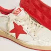 Zapatillas Ball Star para mujer en piel blanca con estrella roja y lengüeta en el talón Zapatillas Ball Star para mujer en piel blanca con estrella roja y lengüeta en el talón