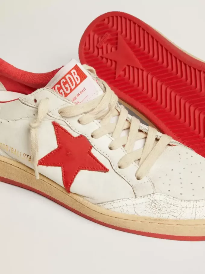 Zapatillas Ball Star para mujer en piel blanca con estrella roja y lengüeta en el talón Zapatillas Ball Star para mujer en piel blanca con estrella roja y lengüeta en el talón