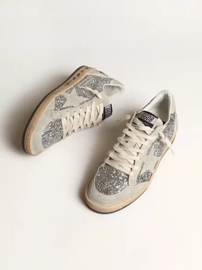 Zapatillas Ball Star para mujer en plata brillante con inserciones de ante gris hielo Zapatillas Ball Star para mujer en plata brillante con inserciones de ante gris hielo